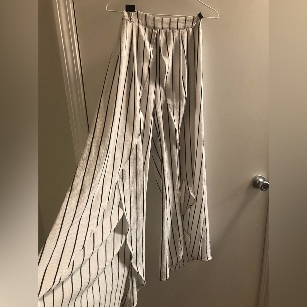 CHAROLETTE RUSSE Flowy stripe open slit pants